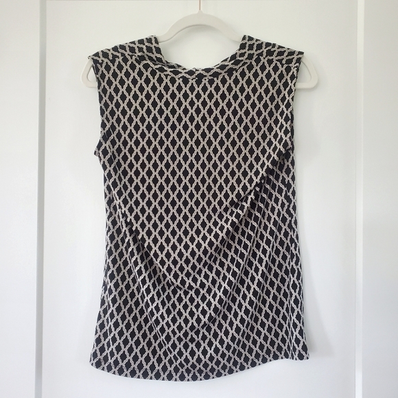 Patterned Sleeveless Blouse - Picture 2 of 4